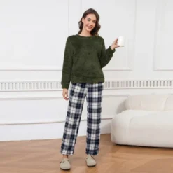 Women's Fuzzy Fleece Top & Plaid Pants Pajama Set - Cupshe