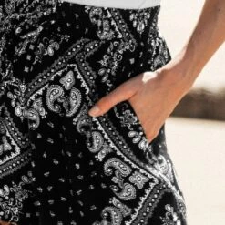 Women's Bandana Pom Pom Shorts - Cupshe -BLAZER GUEST 55c971bb ecb0 44a1 8f28 84cf098b56d1